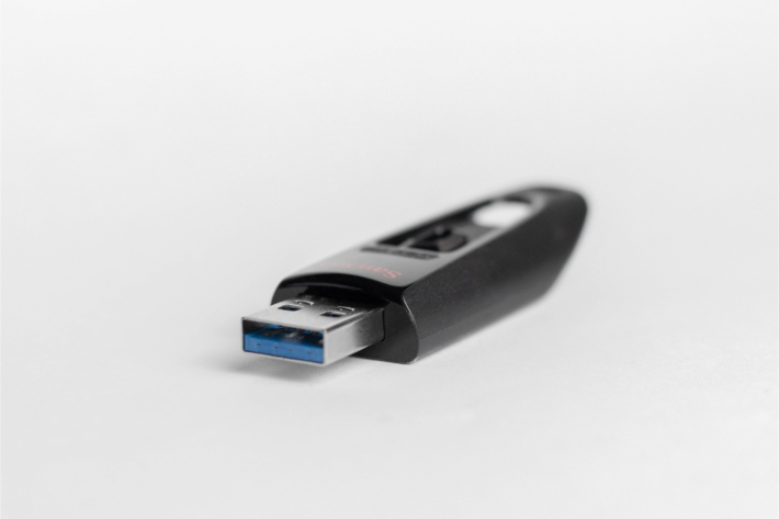 En USB-nøgle, der ligger på et bord: en påmindelse om at undgå at bruge en ukendt flytbar lagerenhed for at undgå ransomware