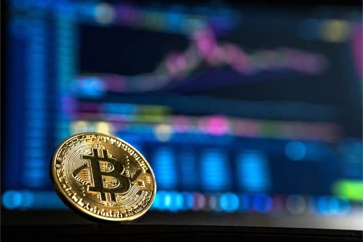 Bitcoin foran en skærm på en bærbar computer, som udgør den løsesum, der kræves i forbindelse med WannaCry-ransomware-angreb